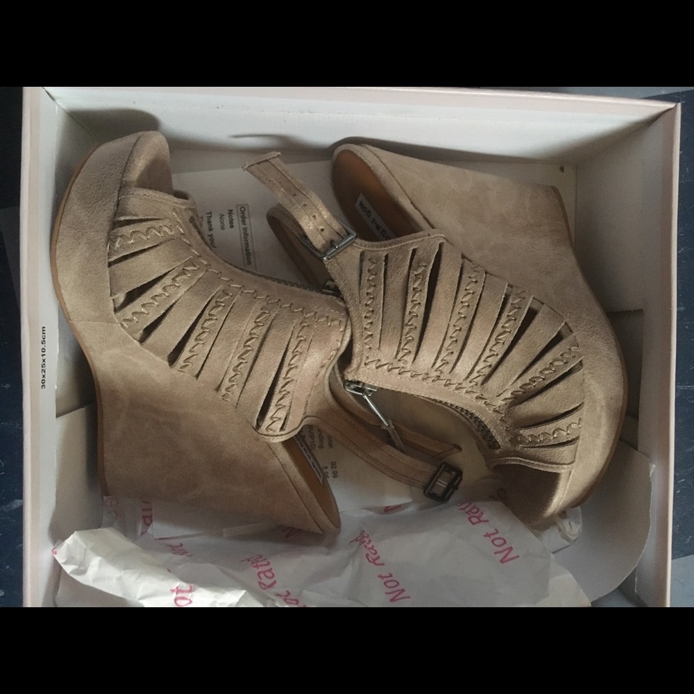NIB not rated wedges 8.5